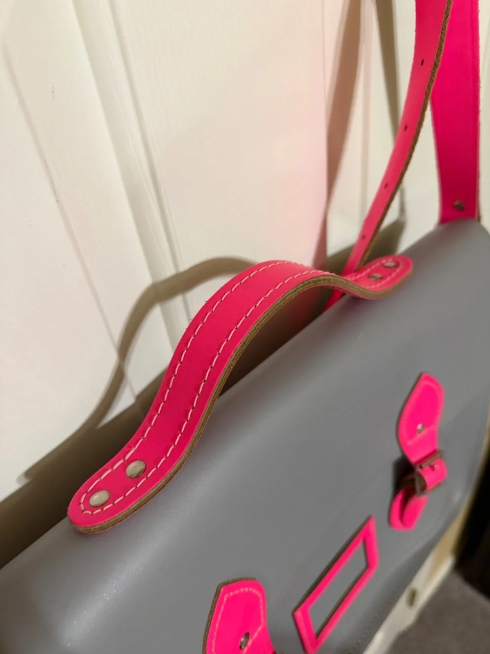 The Cambridge Satchel Company Gray/Pink Leather Large Messenger Crossbody Bag